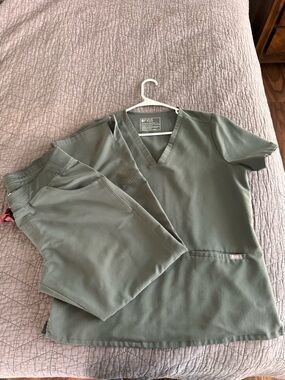 Figs Women’s Scrub Set in Bonsai